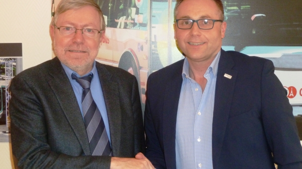 Alain Batier, ředitel společnosti RATP a Sylvain Blaise, víceprezident IVECO zodpovědný na značku IVECO BUS
