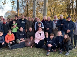 účastníci setkání se zakládajícími členy_stojící třetí z prava Ladislav Štastný_Karel Jarchovský_Stanislav Loskot a Slávek Fencl.jpg